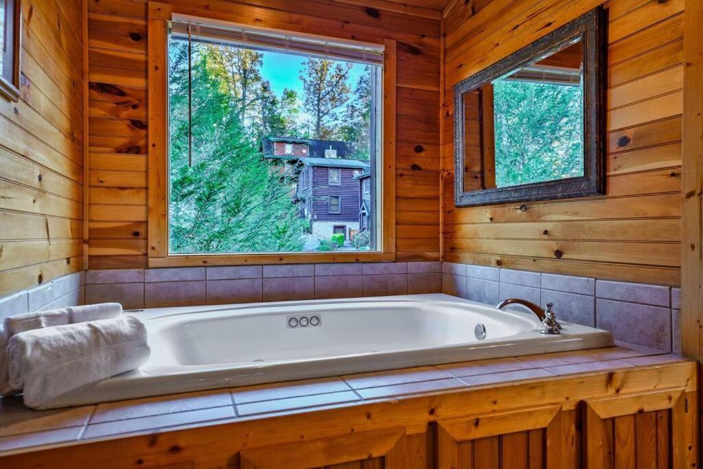 Stunning Mountain Cabin W Hot Tub Гатлинбург Экстерьер фото