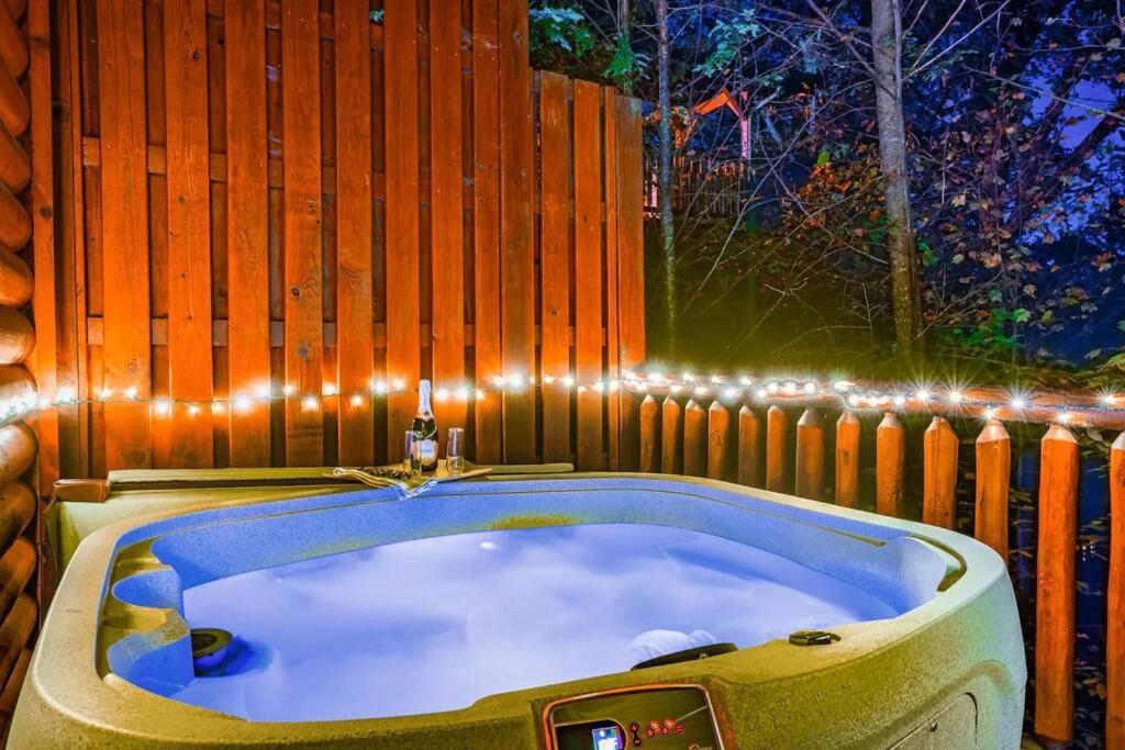 Stunning Mountain Cabin W Hot Tub Гатлинбург Экстерьер фото